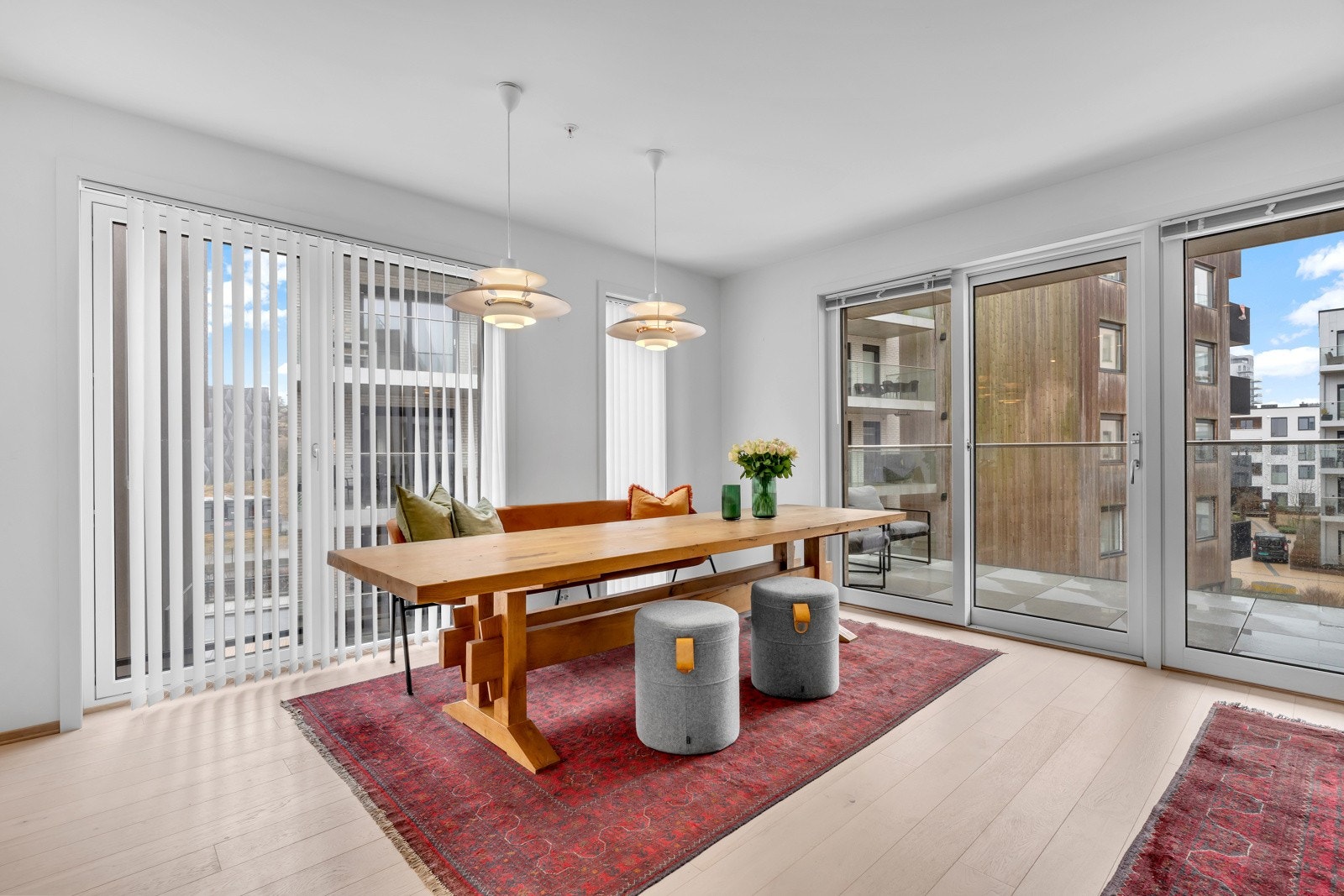 Store vindusflater mot tre himmelretninger Galleribilde