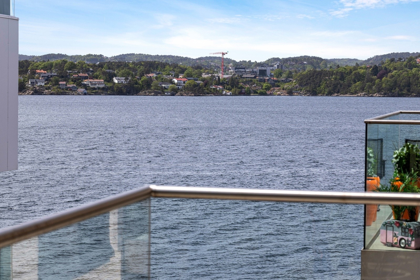 Leiligheten ligger kun noen titallsmeter fra bryggekanten. Galleribilde