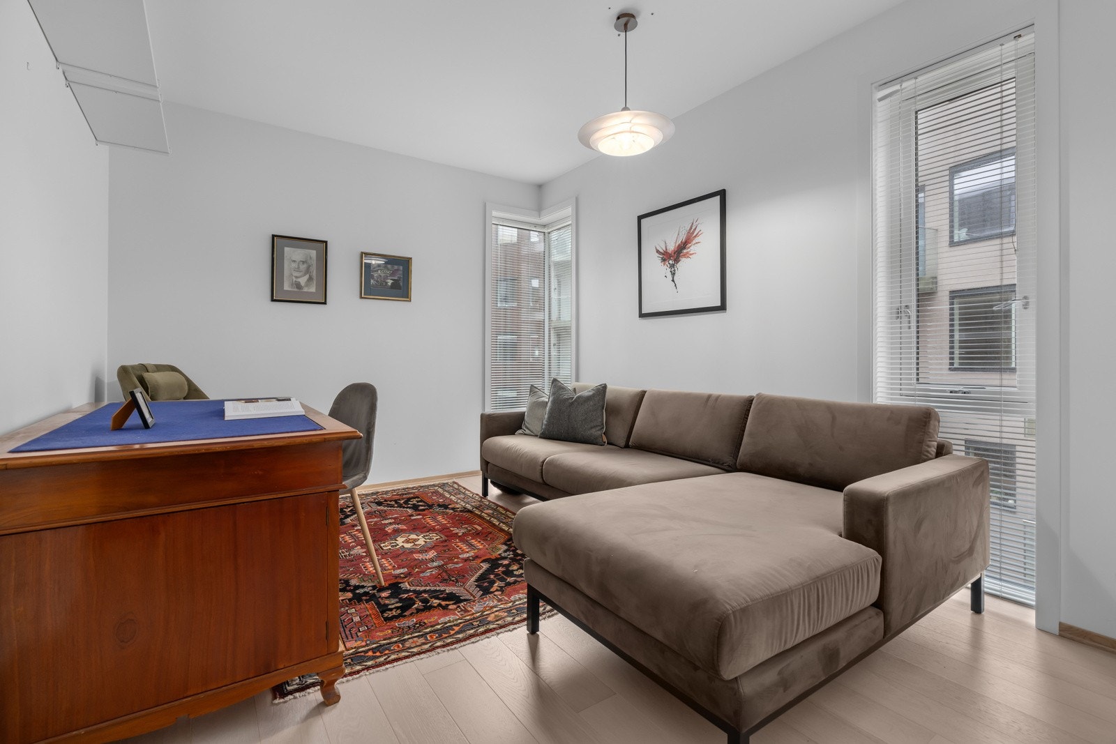 Stort hovedsoverom benyttes p.t. som ekstra stue. Galleribilde