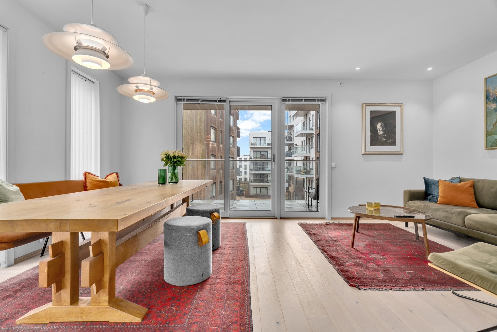 God plass til langbord i stue ved kjøkkenet. Galleribilde