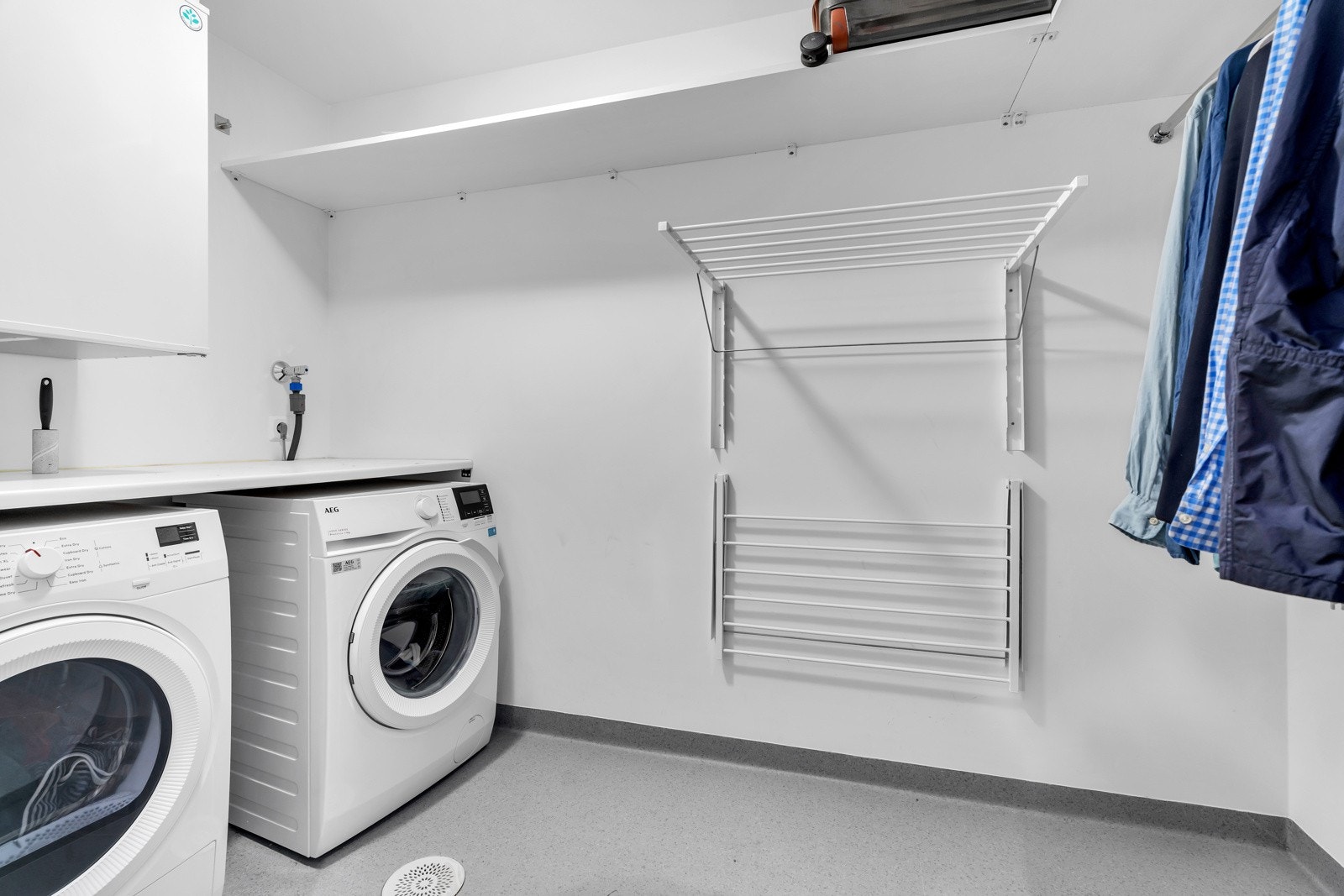 Eget vaskerom med oppbevaringsmuligheter. Galleribilde