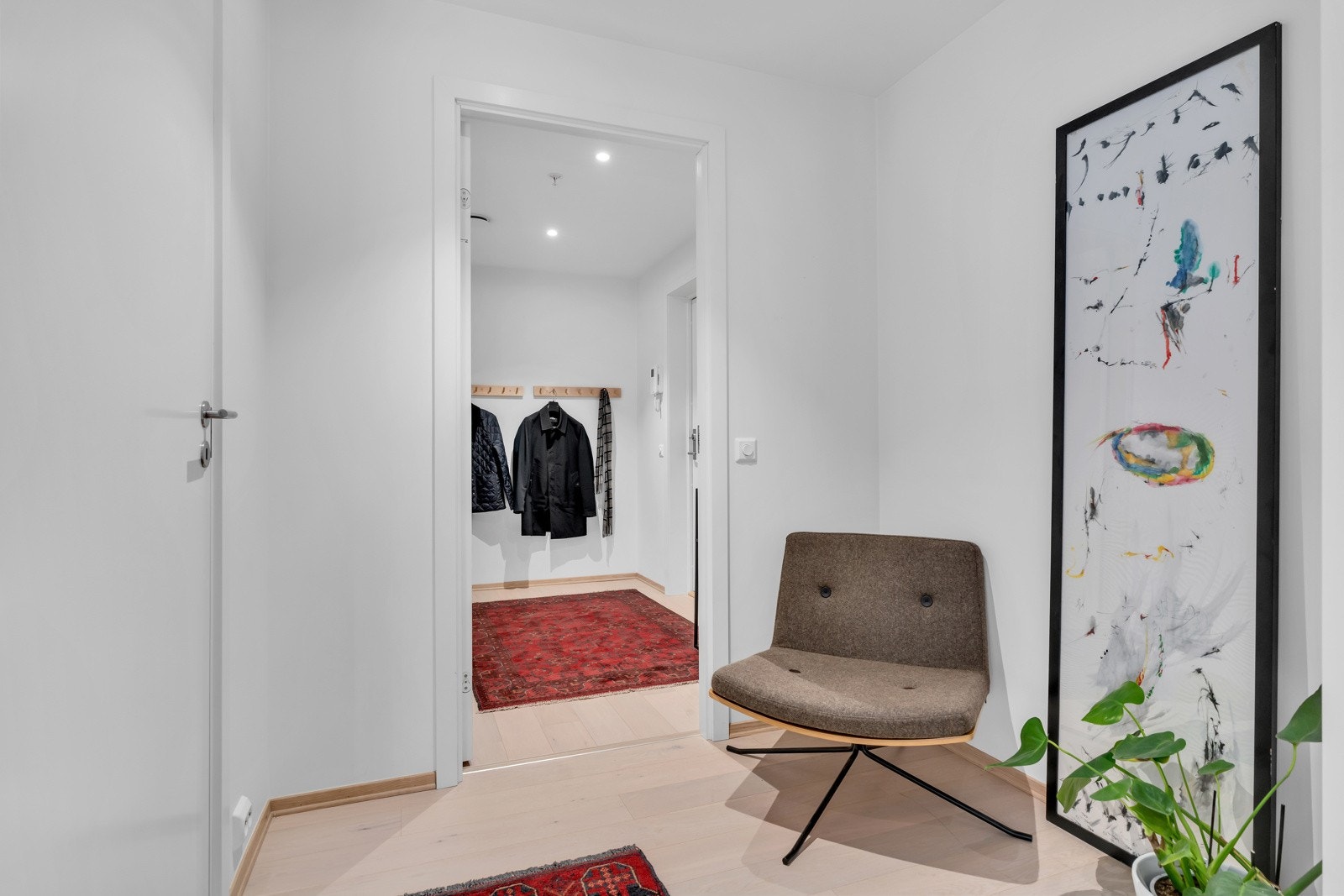 Romslig, hyggelig entré med downlights. Galleribilde