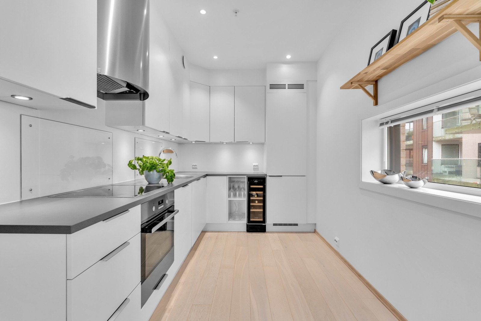 Kjøkkeninnredning fra Strai med integrerte hvitevarer, Galleribilde