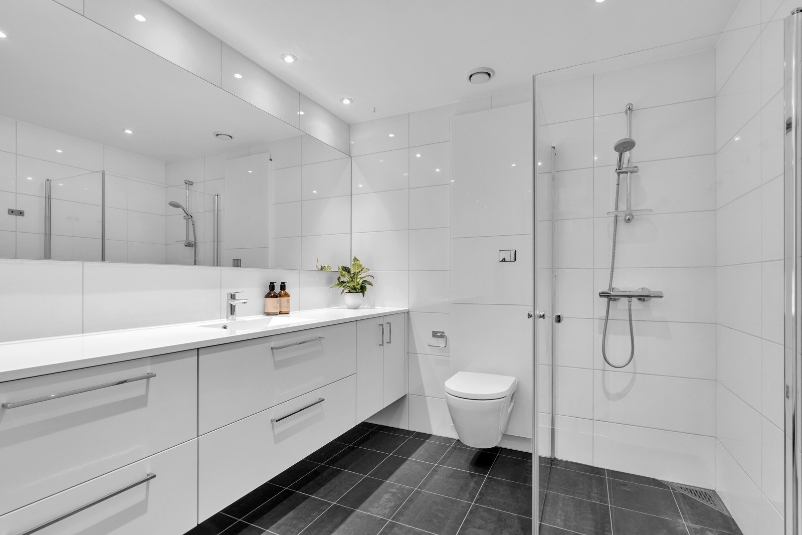 Stort hovedbad med dusj og stor servant. Galleribilde