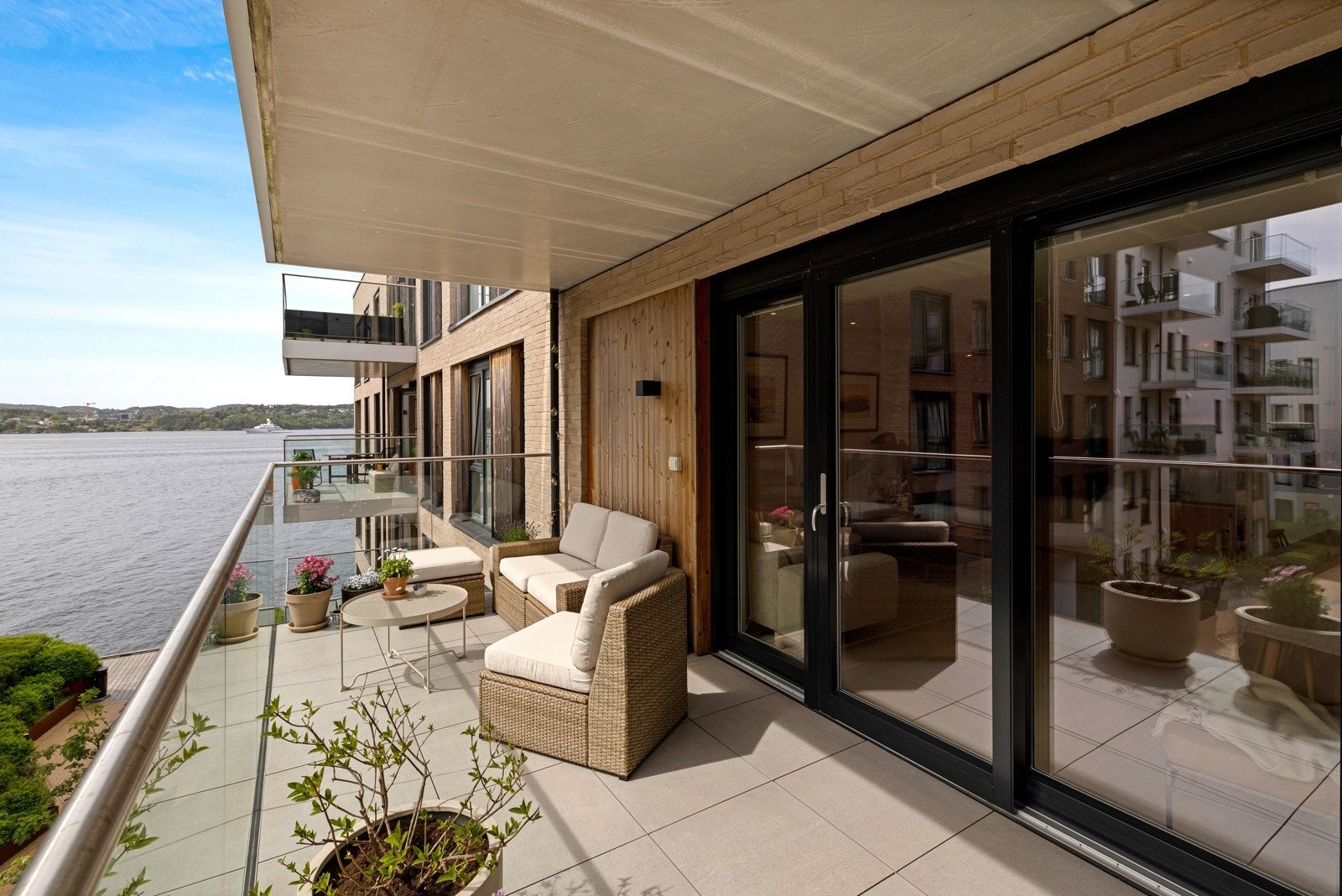 Fra stuen er det utgang til romslig veranda. Galleribilde