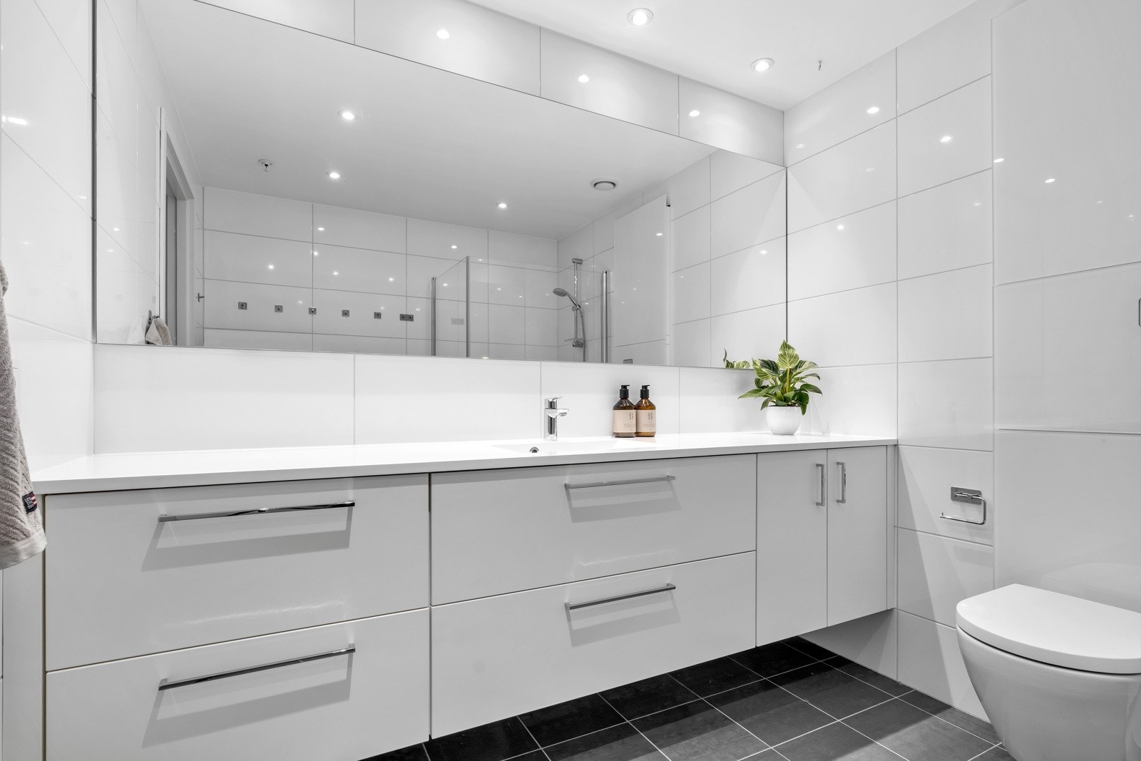 Godt med skuffer i servant på hovedbad. Galleribilde