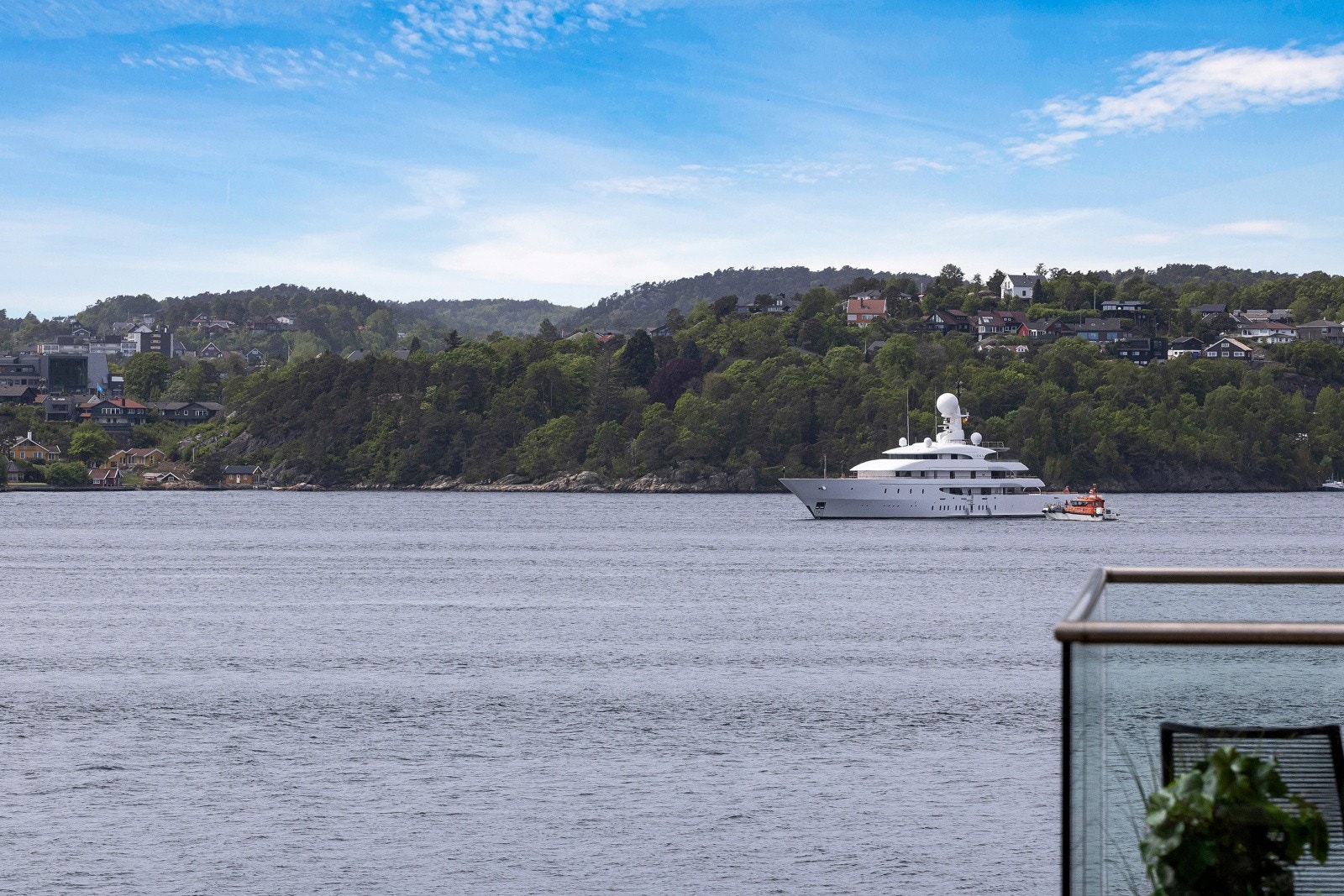 Fin sjøutsikt mot det maritime miljø i Havnebassenget. Galleribilde