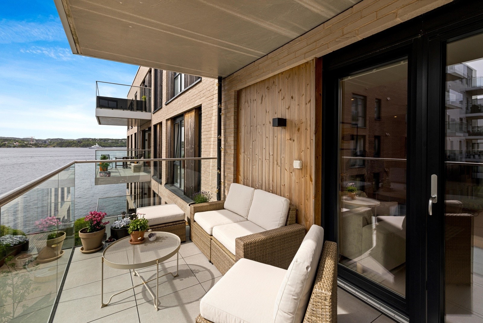 Romslig veranda med god plass til sittegruppe, grill etc. Galleribilde