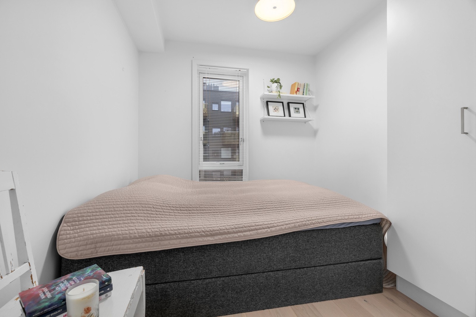 Soverom 2 med garderobeskap. Galleribilde