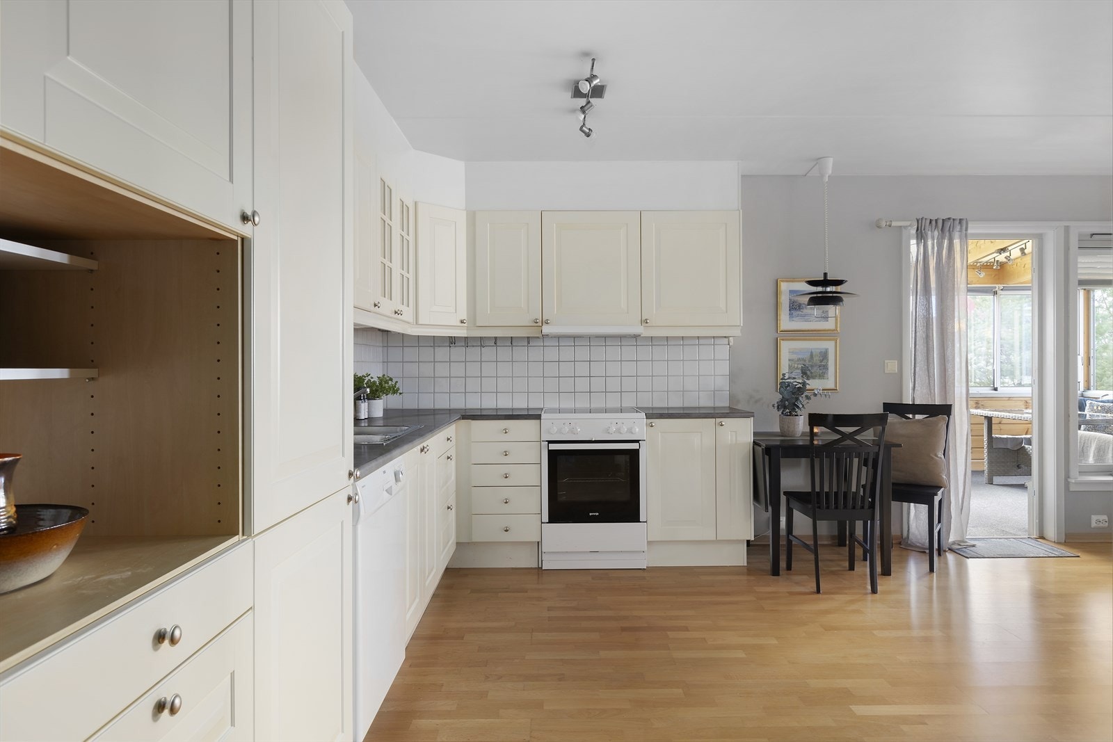 Innredningen har profilerte fronter og laminat benkeplate med nedfelt oppvaskkum av metall. Ventilator med avtrekk. Integrert kjøleskap. Oppvaskmaskin og komfyr Galleribilde