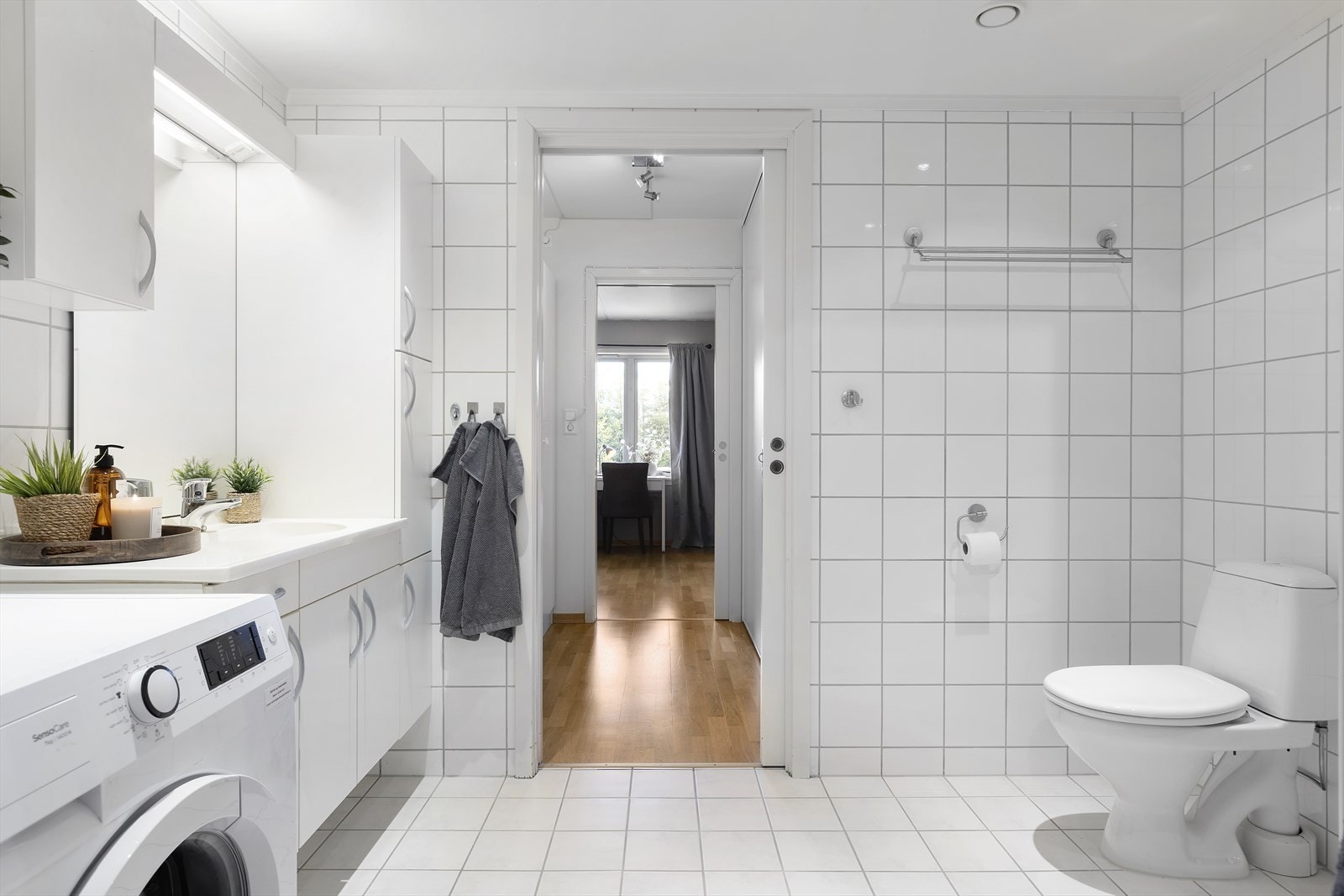 Bad, walk-in/bod og soverom på terskelfri rekke og med skyvedører. Galleribilde