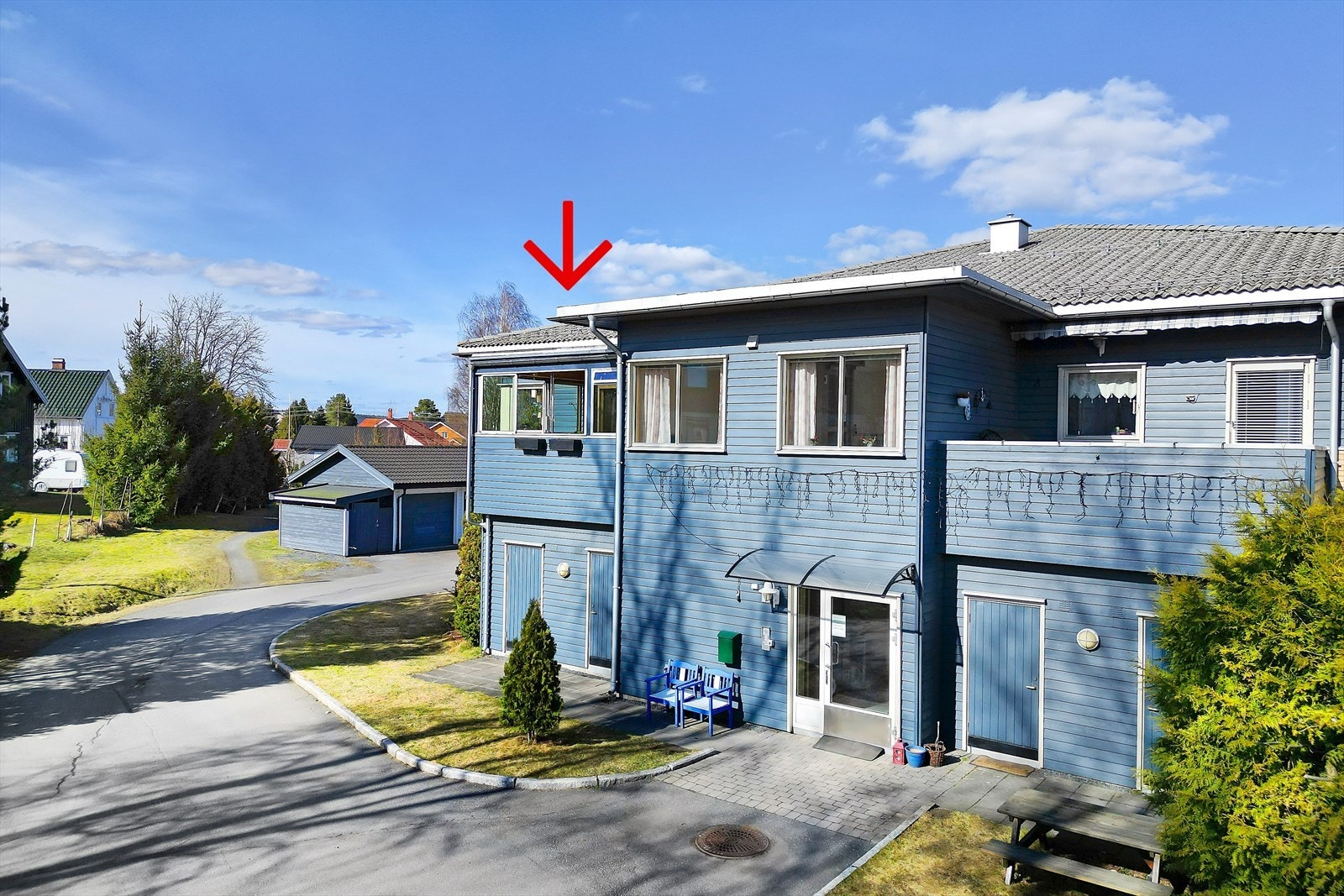 Leiligheten ligger meget godt til på hjørnet i 2. etasje i bygg med heis. Skjermet og vendt mot sydvest. Galleribilde