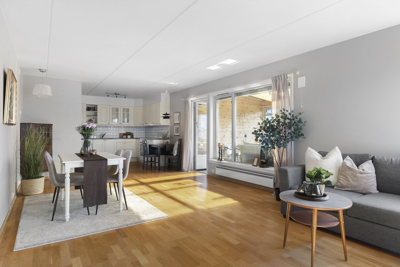 Stor stue med god plass til sittegrupper, spisebord, TV-benk, skjenker og skap. Galleribilde