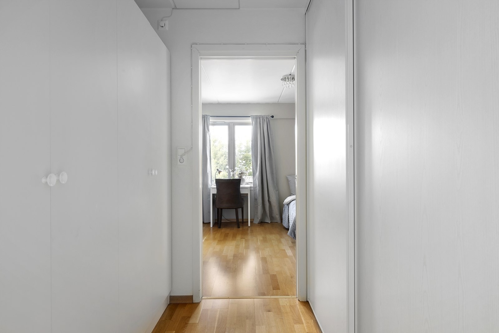 Meget praktisk walk-in/bod mellom soverom og bad. God oppbevaringsplass i skap og hylleløsninger bak skyvedør. Galleribilde