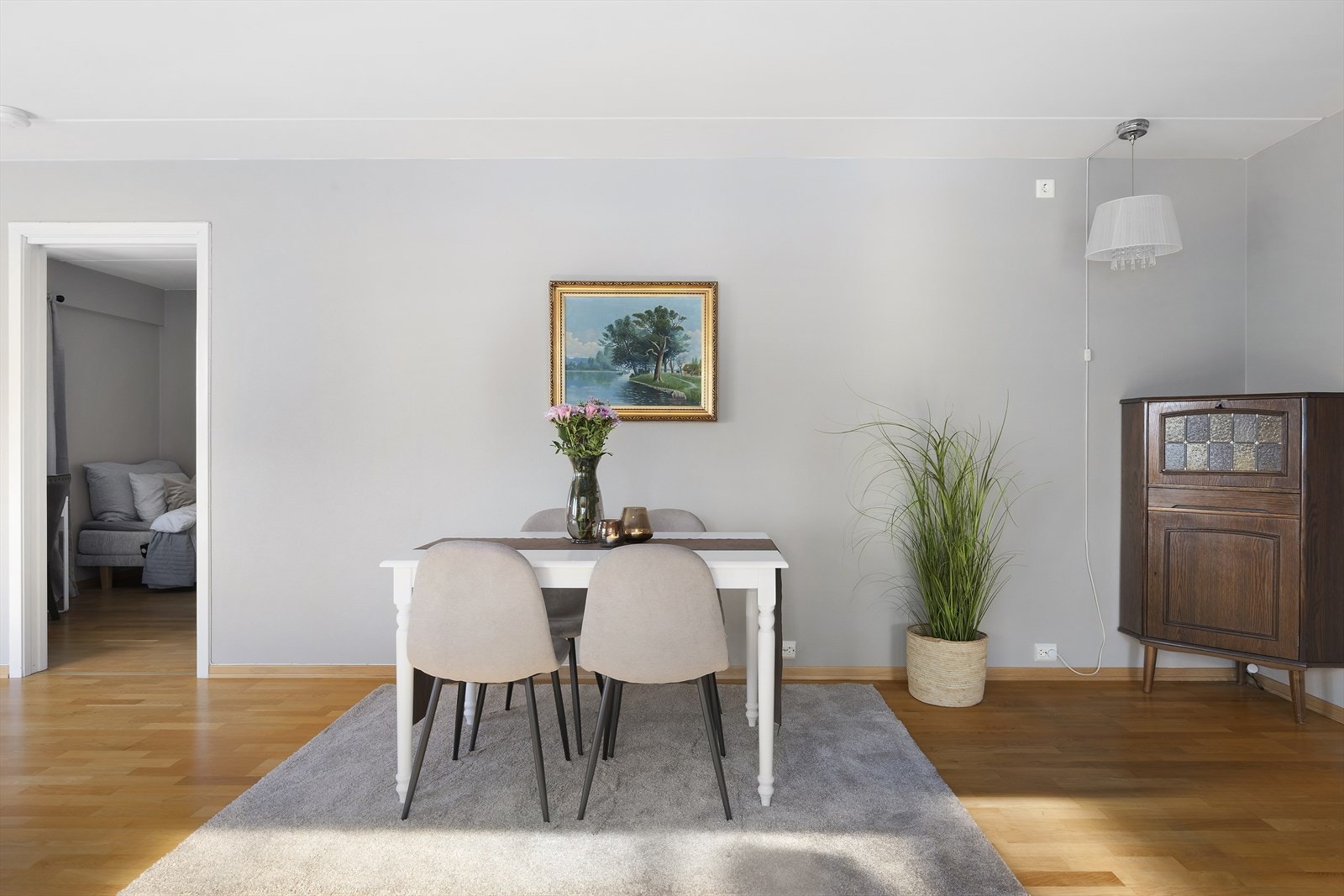 Stuen er malt i delikat farge og med parkett på gulv. Galleribilde