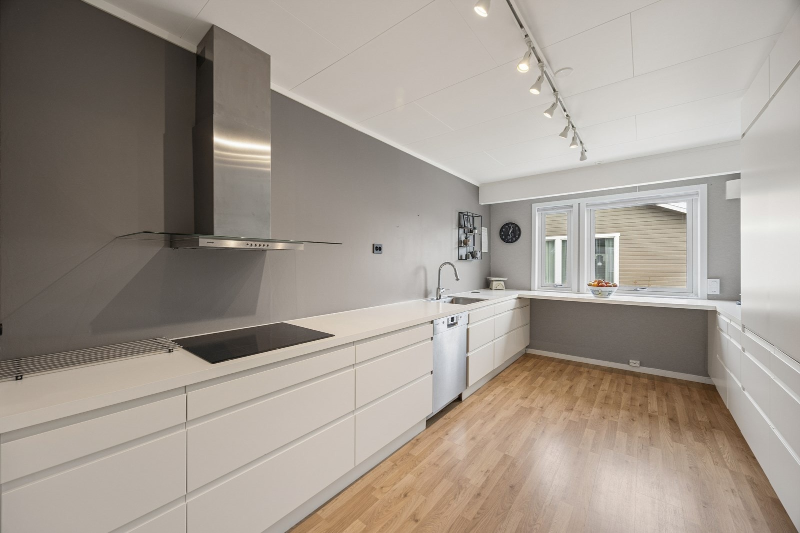 Kjøkkenet er oppgradert med moderne løsninger som twist-stikkontakt i benkeplaten og USB-uttak. Galleribilde