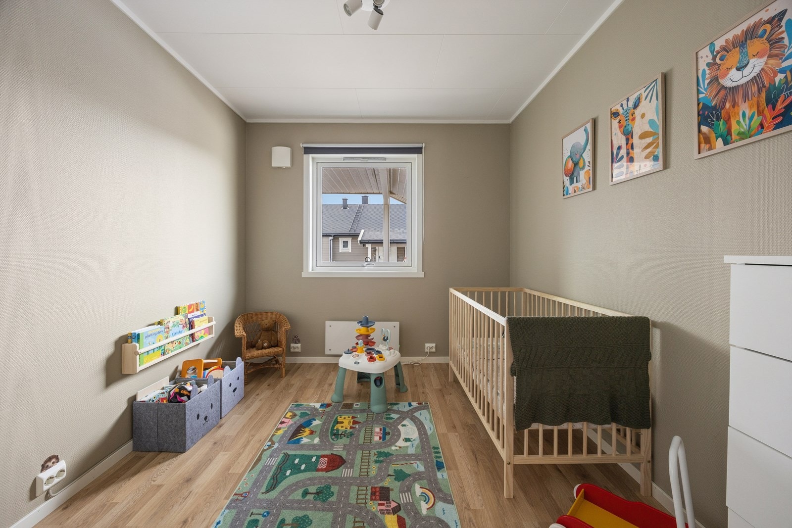 Det andre soverommet egner seg godt som barnerom, med plass til både seng og lekeareal. Galleribilde