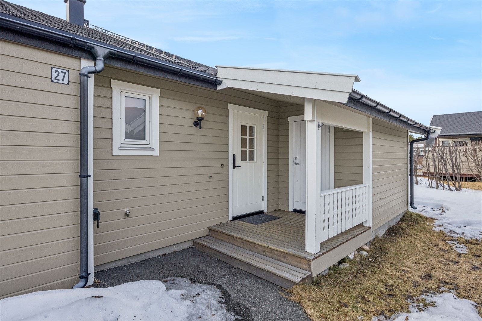 Overbygget inngangsparti på 4 m² og en utebod ved trappen. Galleribilde