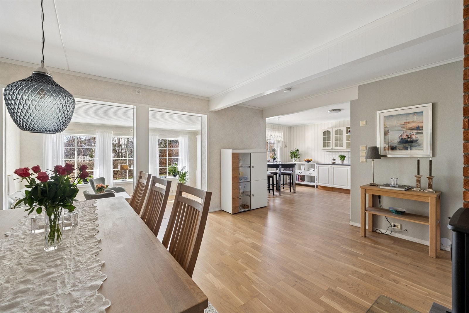 Her møtes du av en spisestue med god plass til langbord hvor familien kan samles. Galleribilde