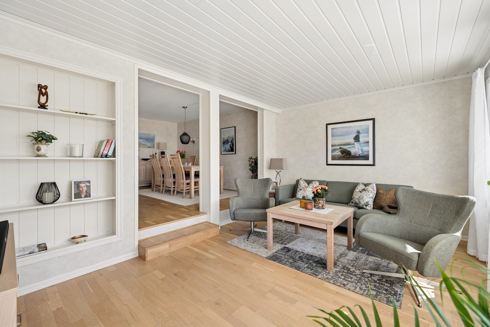 Nivåfordelingen gir en fin flyt. De store vindusflatene slipper inn rikelig med naturlig lys. Galleribilde
