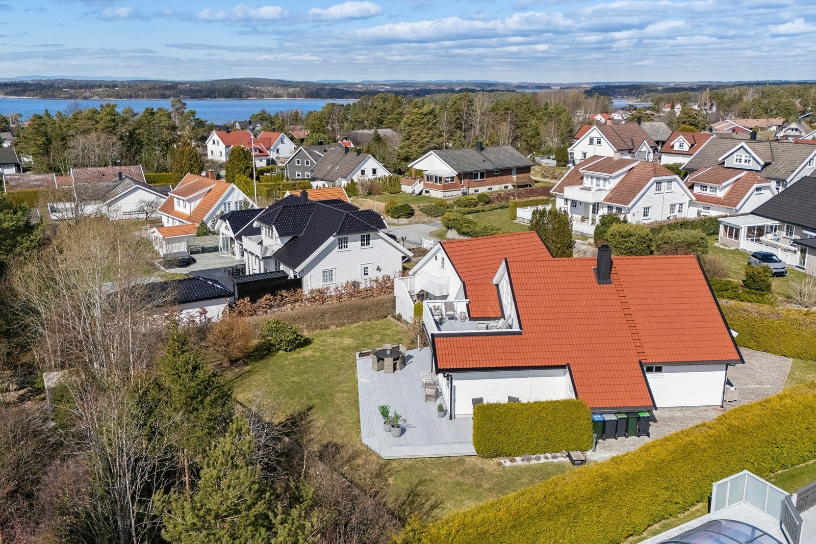 Romslig og usjenert tomt med flotte uteområder, gode solforhold og rikelig boltreplass. Galleribilde