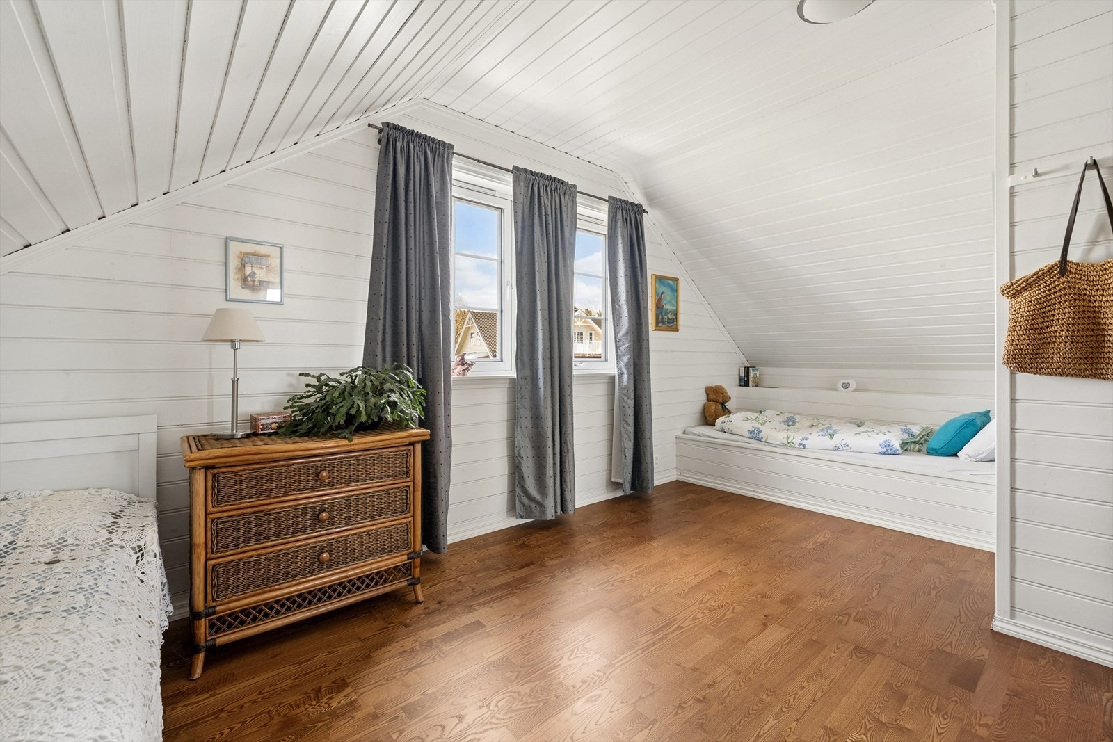 Det andre soverommet i 2.etasje er av god plass. I denne etasjen finner vi også en bod. Galleribilde