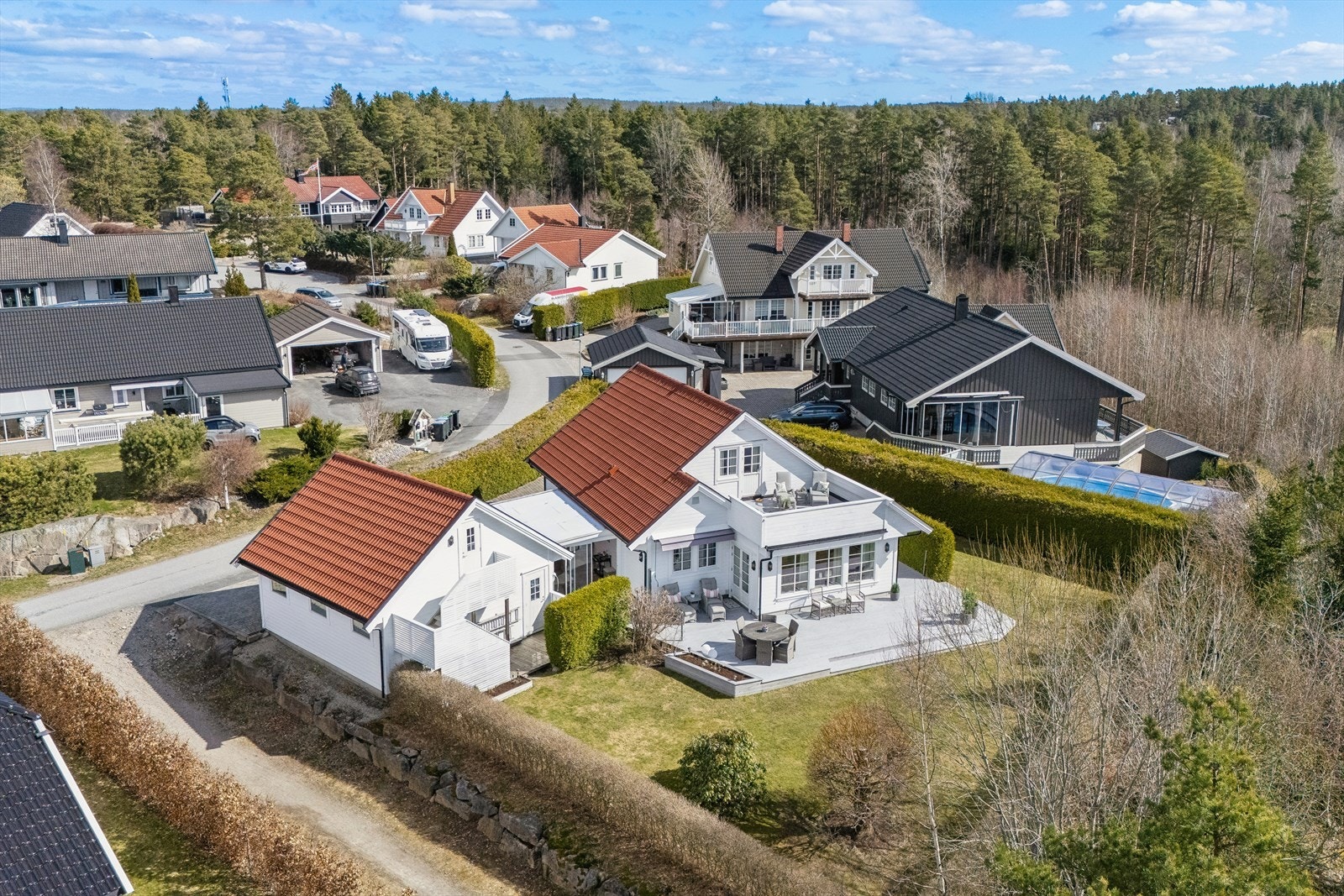 DNB Eiendom v/Karl-Otto Ruud har gleden av å presentere Liljeveien 23! En flott enebolig i Saltnes, med idyllisk beliggenhet nær sjøen. Galleribilde