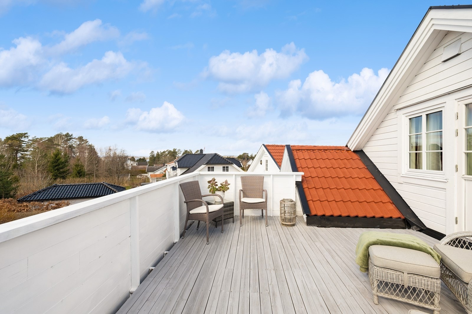 Fra hovedsoverommet er det utgang til denne flotte terrassen. Hyggelig utsikt og noe sjøgløtt! Galleribilde
