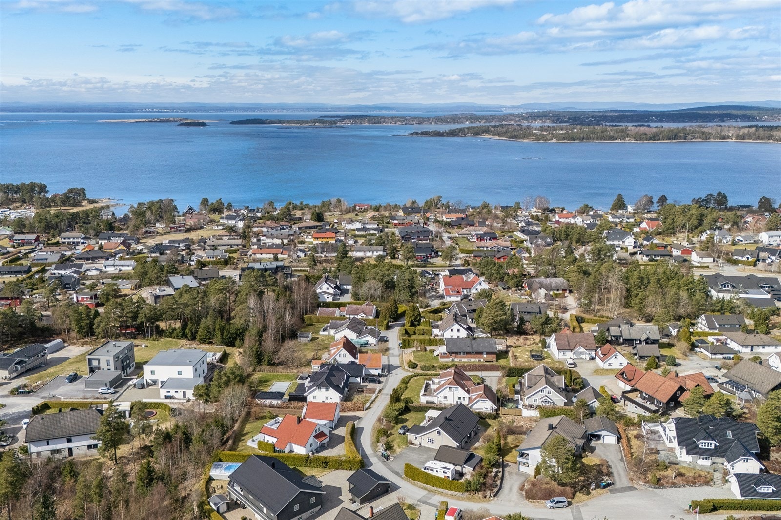 Attraktiv beliggenhet i veletablert nabolag med kort vei til sjø, strand og fine rekreasjonsområder. Galleribilde
