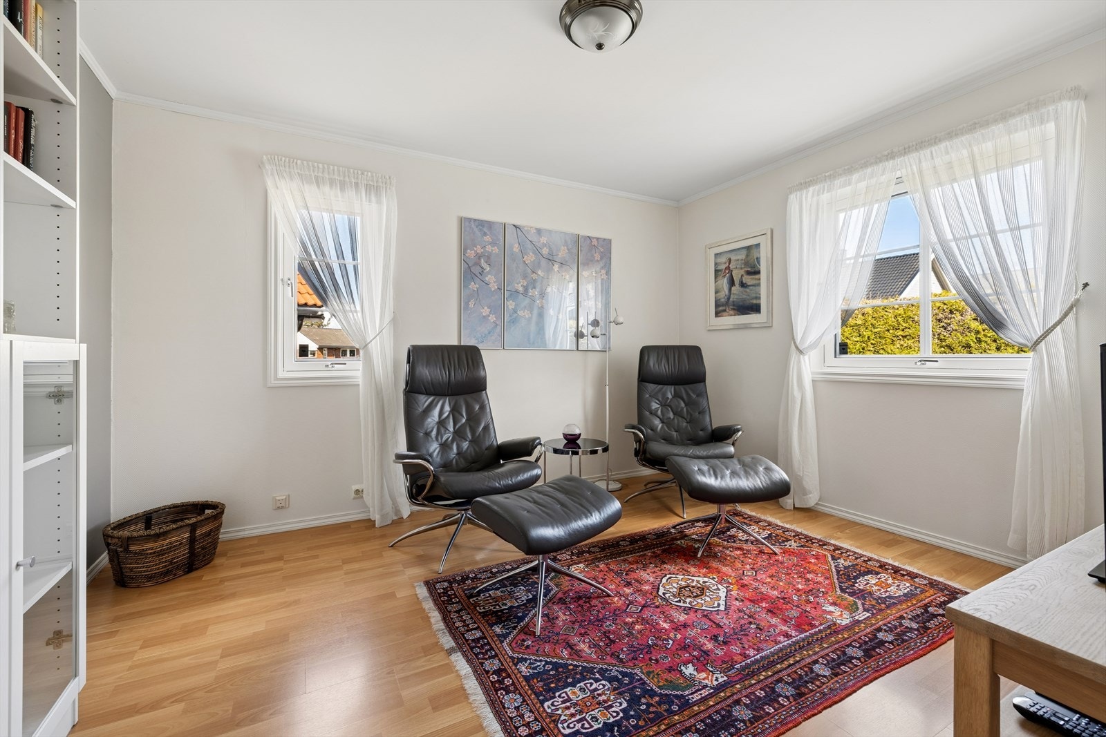 Romslig og fleksibelt rom i tilknytning til entréen, i dag benyttet som ekstra stue. Egner seg også godt som soverom, kontor eller gjesterom. Galleribilde