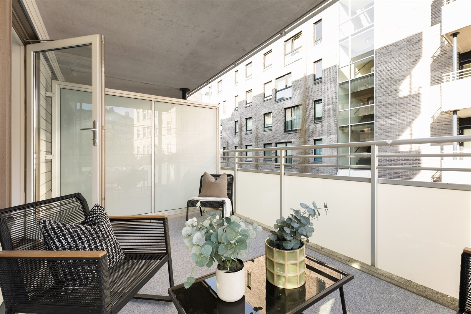 Balkongen på hele 11 m² blir en nydelig forlengelse av stuen. Galleribilde