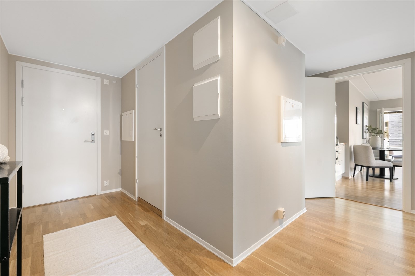 Lys og innbydende entré med god plass til å henge fra seg yttertøy. Galleribilde