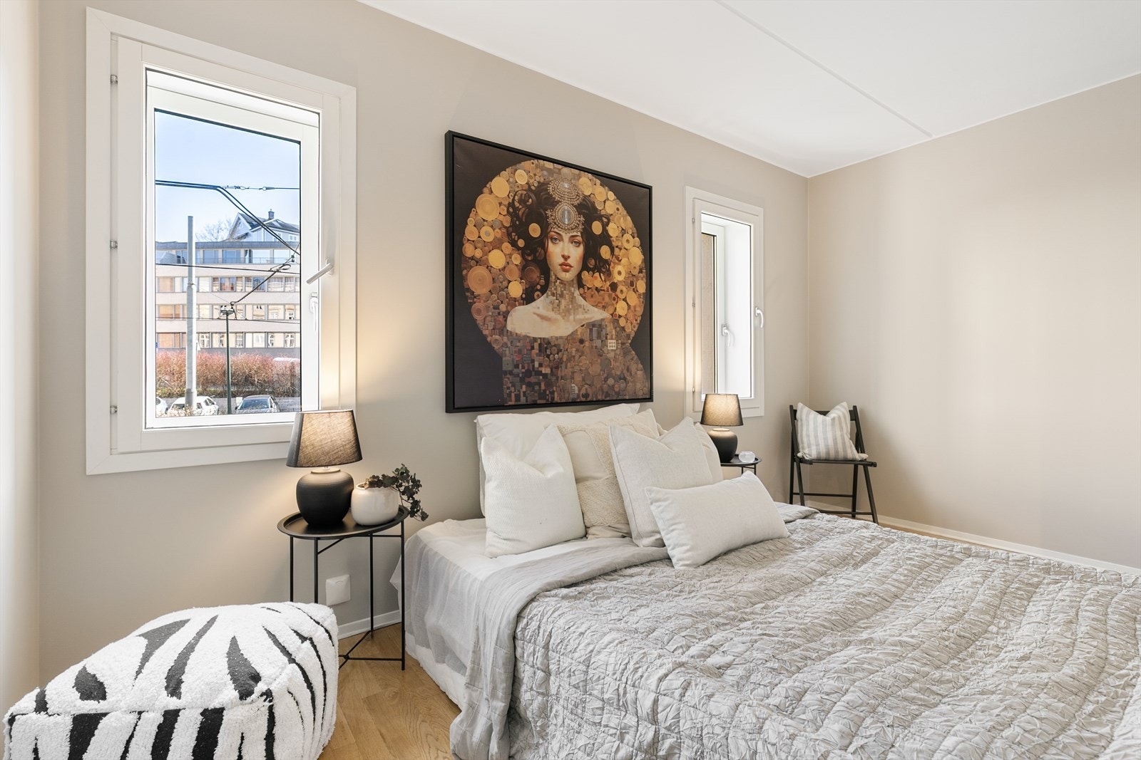 Stort soverom med god plass til en stor seng med tilhørende soveromsmøblement. Galleribilde