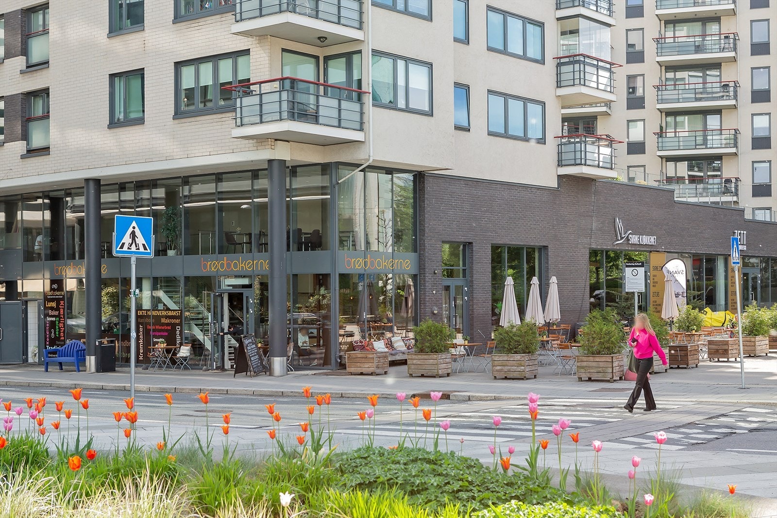 Flere populære serveringssteder som Brødbakerne og Joe and the Juice, samt god tilknytning til kollektivtransport. Foto: Diakrit Galleribilde