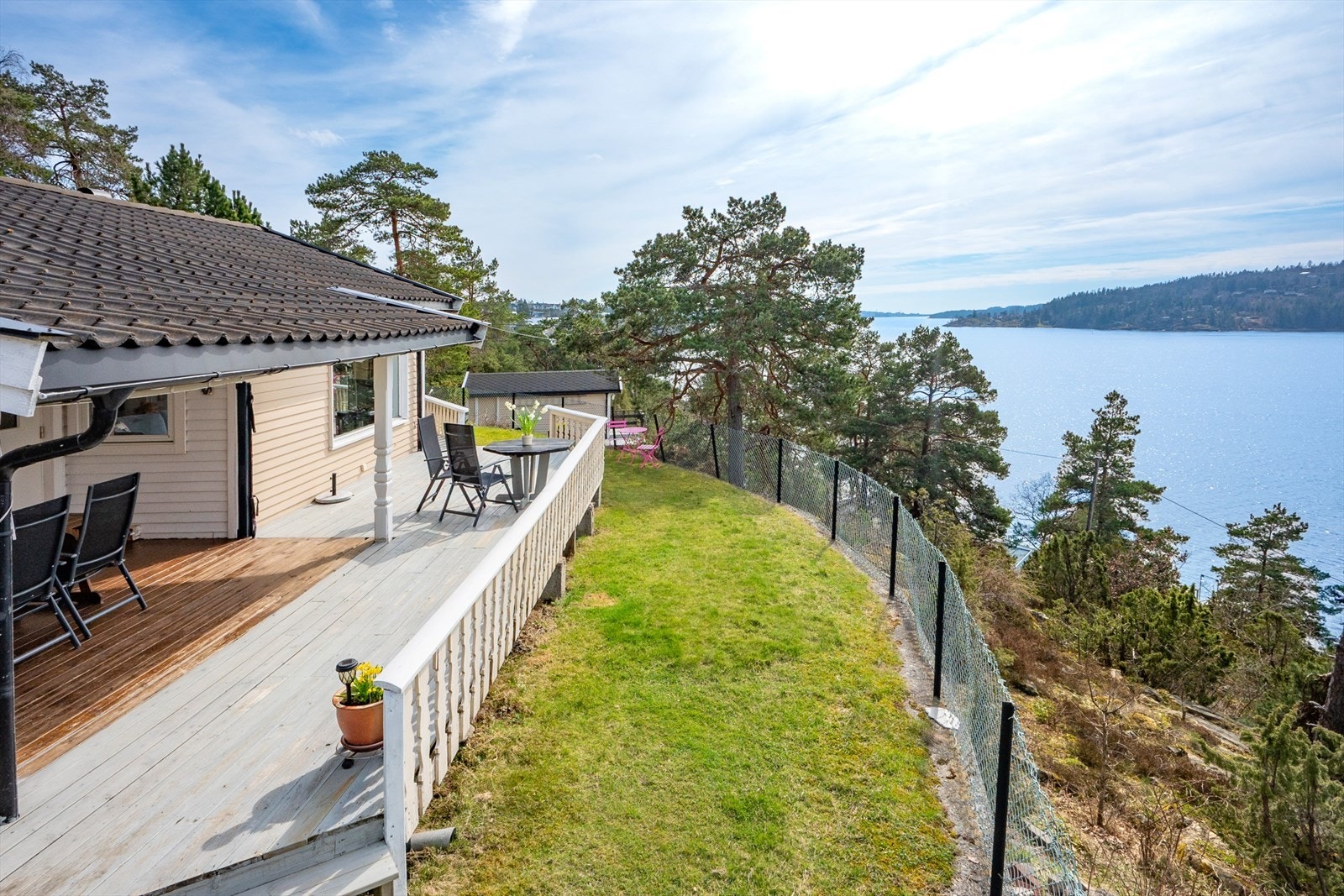 Eiendommen ligger høyt og fritt til på idylliske Skurvåsodden på Søndre Brevik. Galleribilde