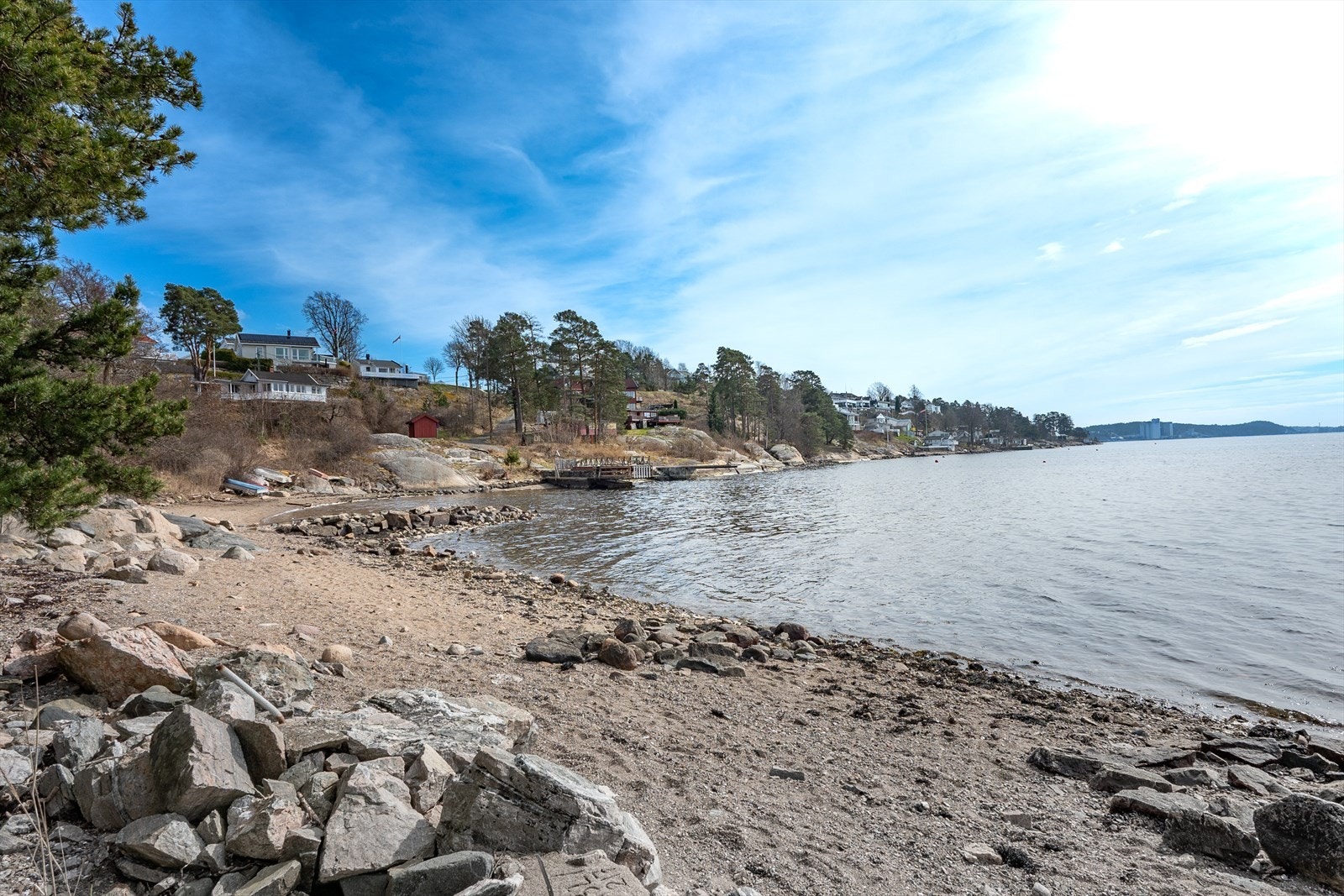 Det er strand i 2 minutter gåavstand fra hytta, på blant annet Mostranda. Galleribilde