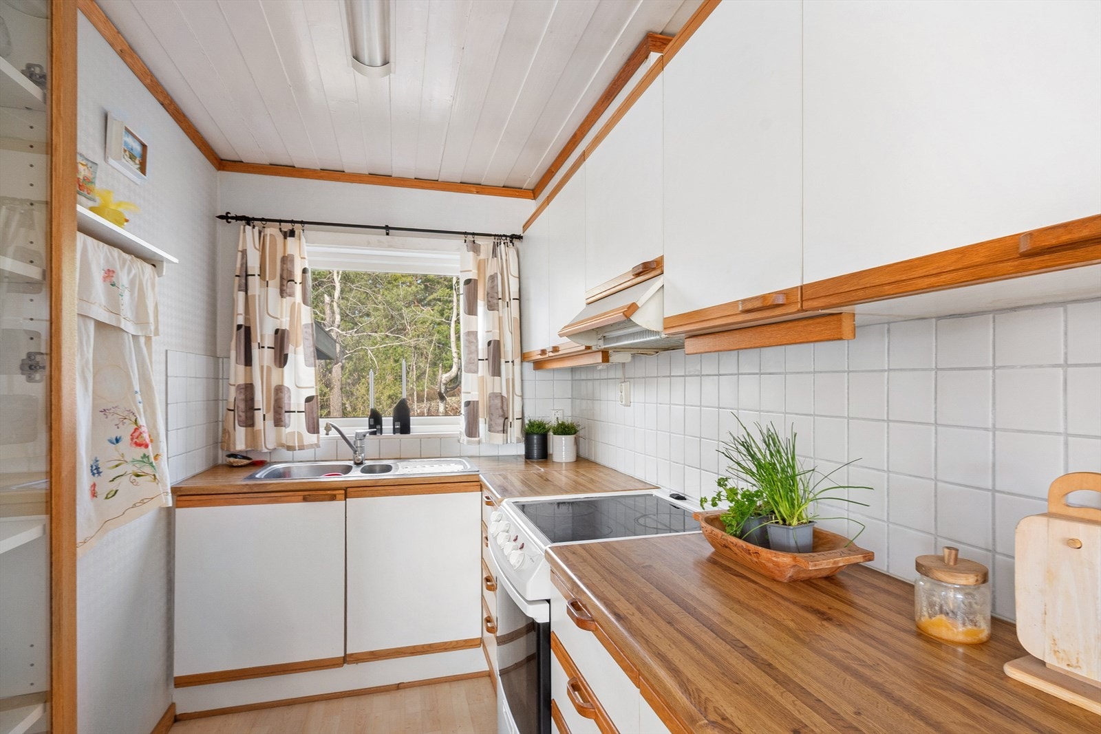 Kjøkkenet har enkel og klassisk innredning, fliser på vegg og oppbevaring i skap. Komfyr og kjøl/fryseskap medfølger. Galleribilde