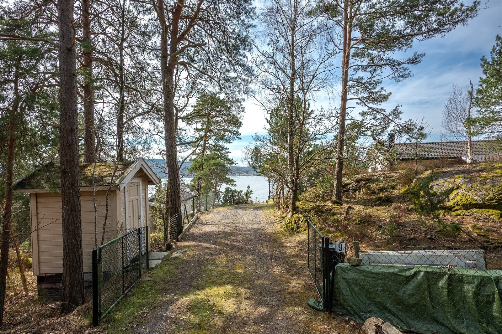 Fra veien er det port inn til tomten der det står en liten bod, med enkel adkomst helt frem og parkering på egen eiendom. Galleribilde
