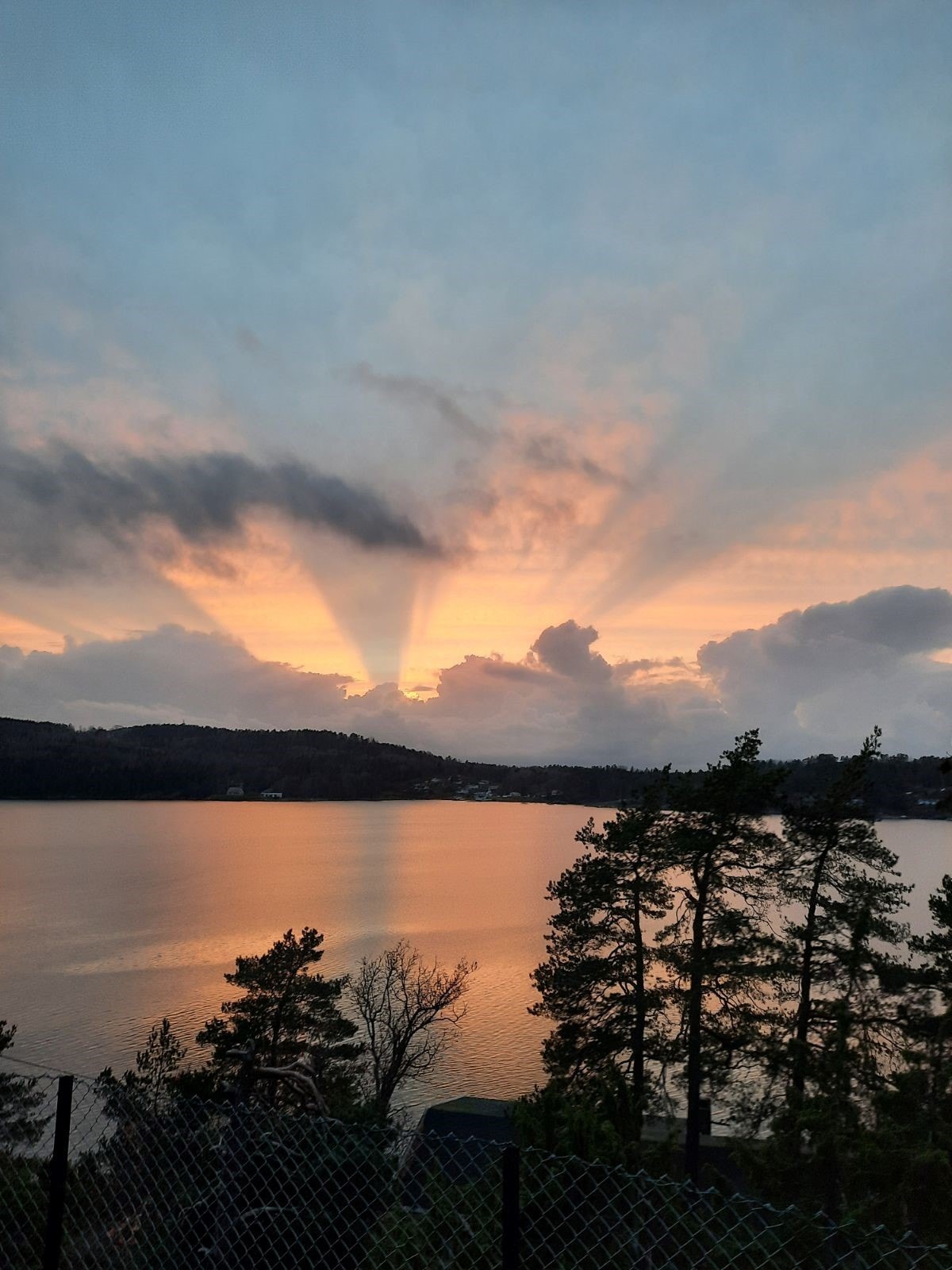 Alle årstider, tider på døgnet og vær og vind har noe eget ved seg - opplev det på en særs idyllisk plass. Selgers private bilde. Galleribilde