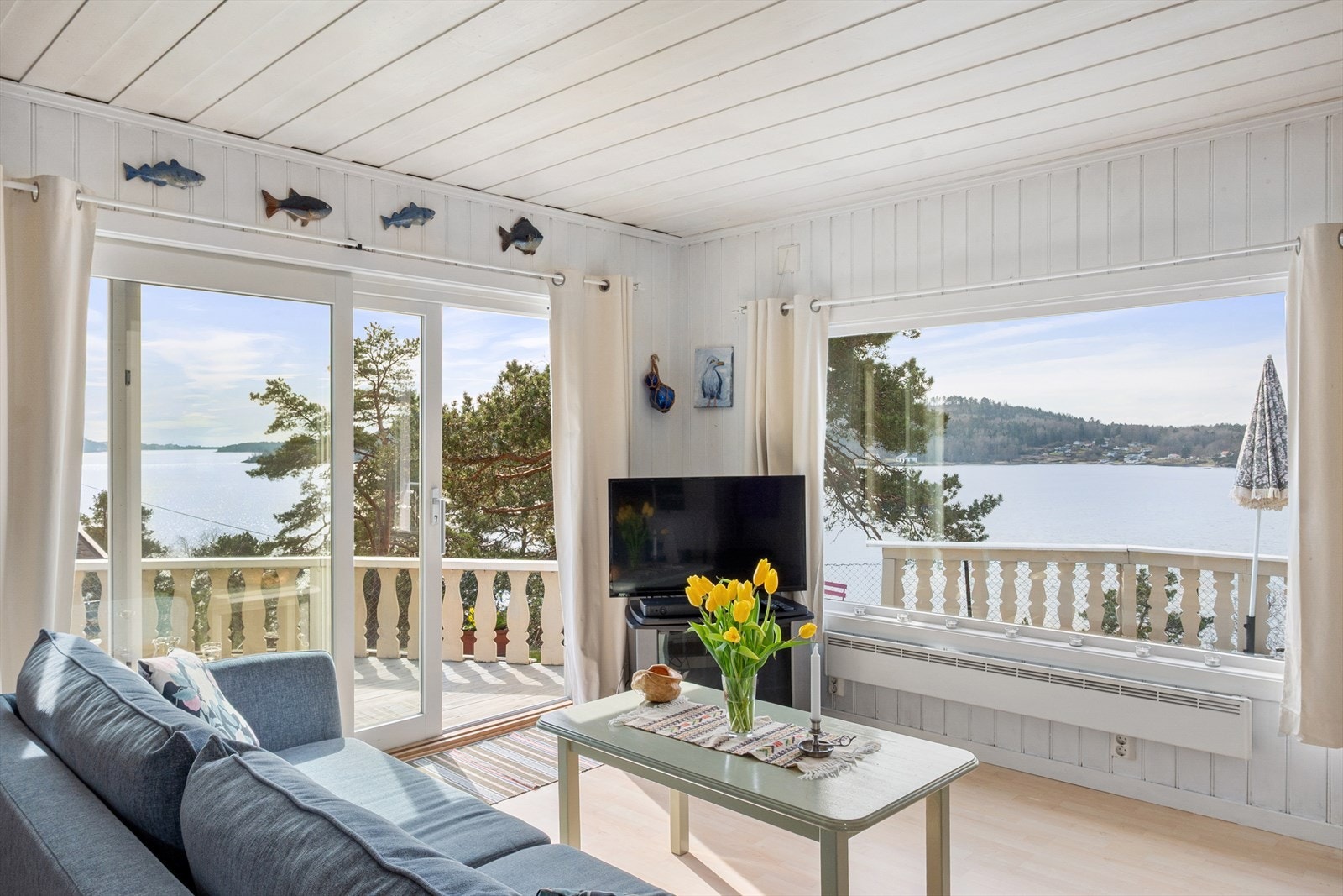 Her er det nydelig fjordutsikt både fra inne i hytta og fra uteområdene. Galleribilde