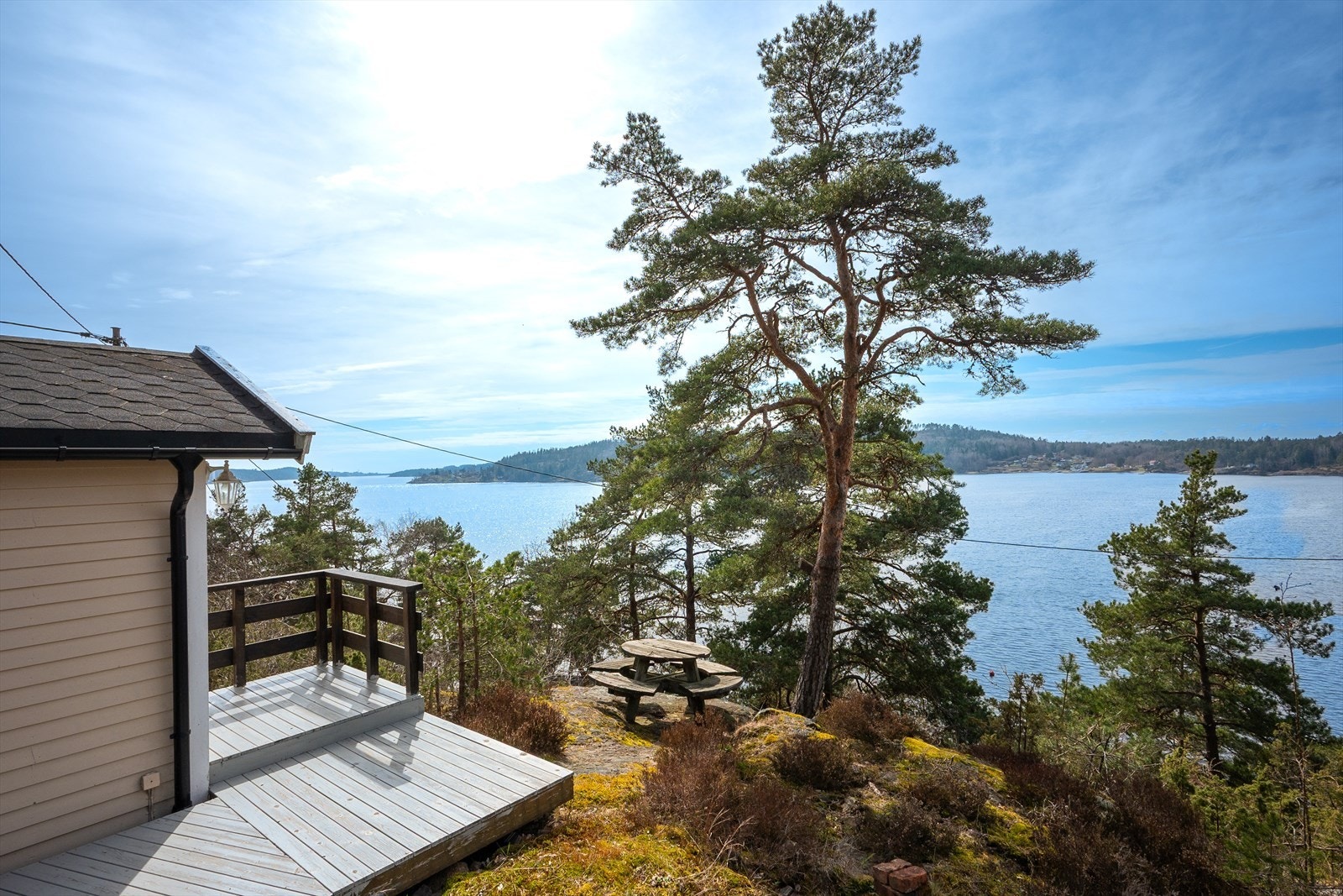 Tomten på nesten 3 mål består hovedsakelig av naturtomt med gode sol- og lysforhold gjennom dagen. Galleribilde