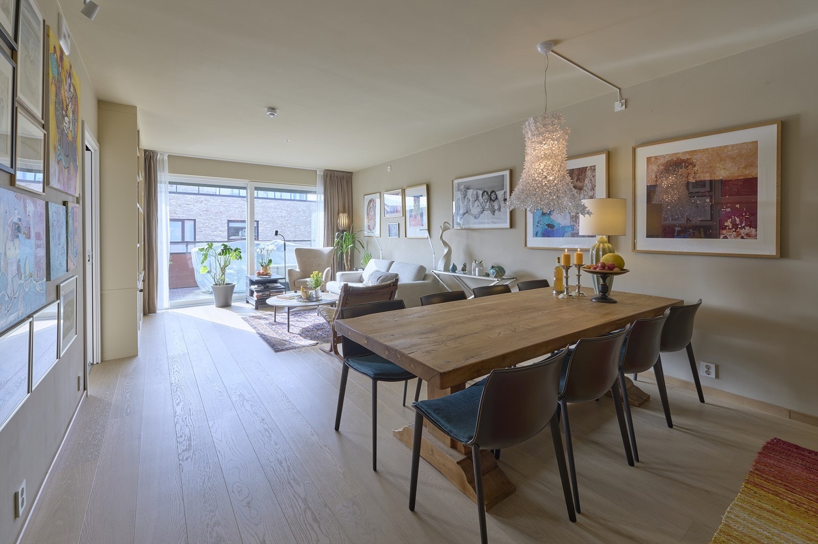 Store vindusflater og mye lys. Galleribilde