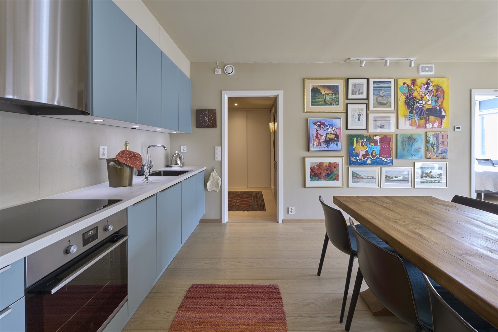 Det er integrert kjøl/fryseskap, oppvaskmaskin, platetopp og stekeovn. Galleribilde