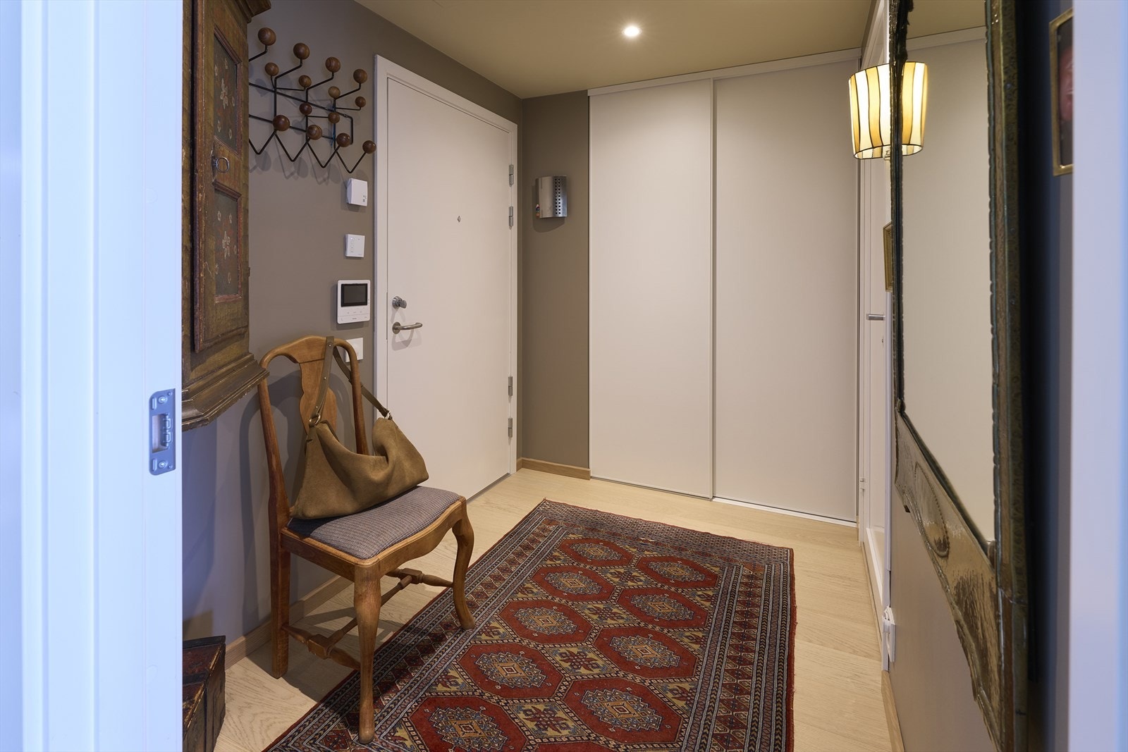 Entré med callinganlegg og skyvedørsgarderobe. Galleribilde