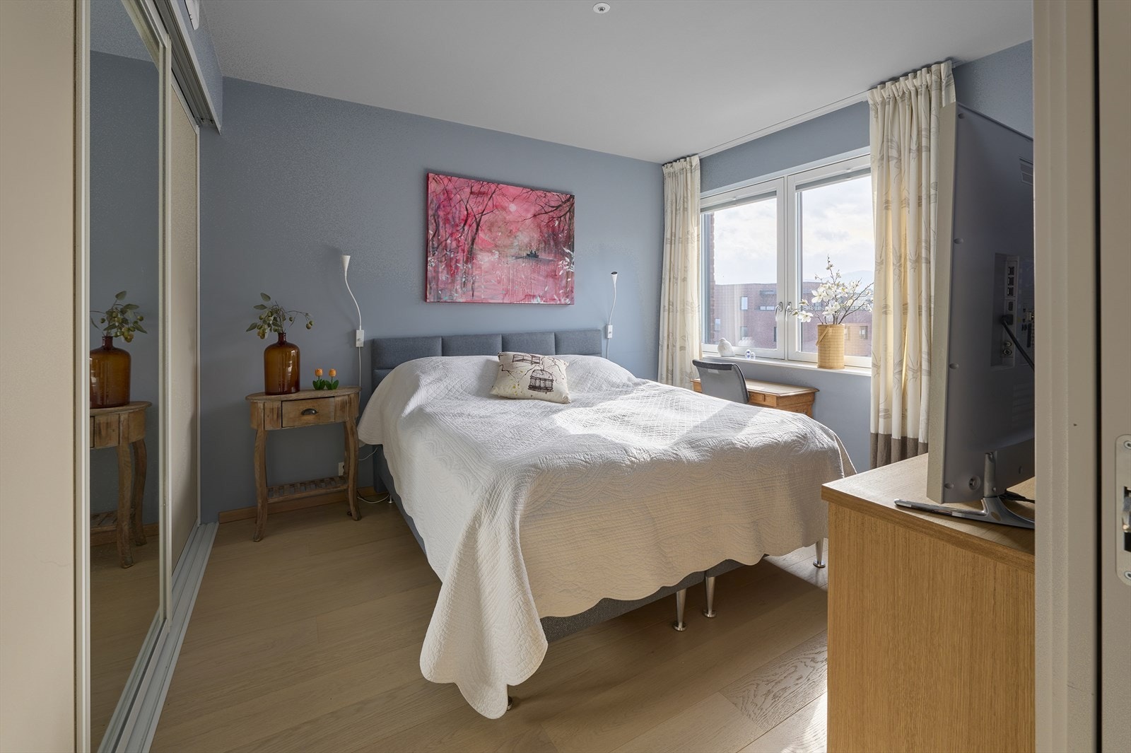 Romslig soveroom. Galleribilde