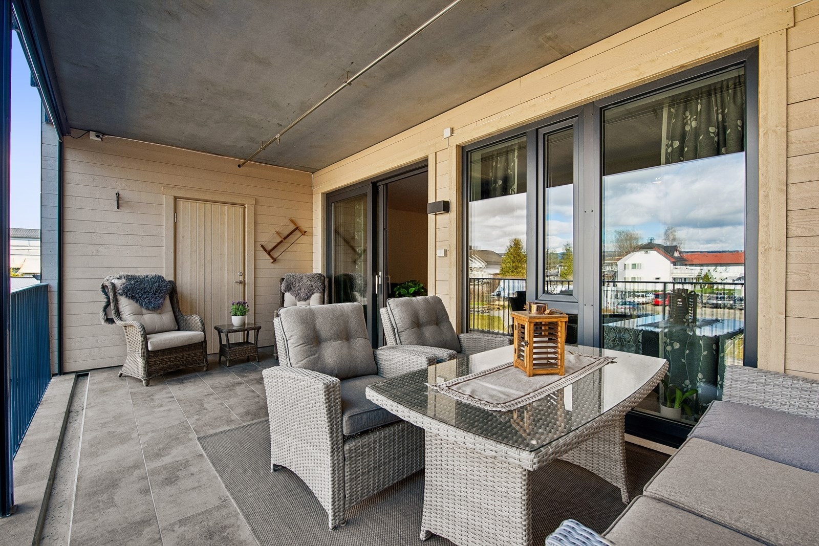 Fra stuen er det utgang til en overbygget og flislagt balkong på hele 17 m². Den er utstyrt med solskjerming og har god plass til utemøbler. Galleribilde