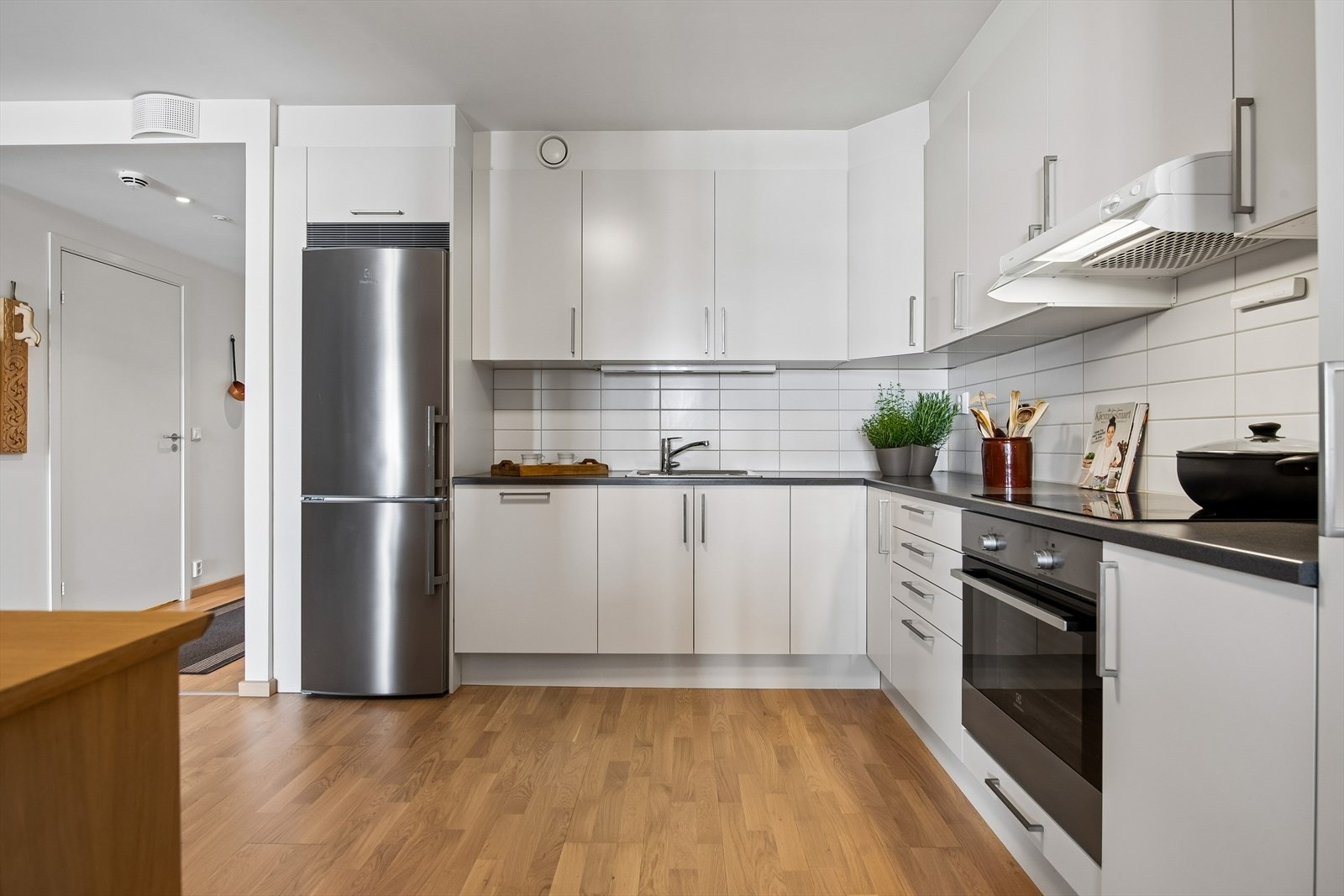 Leiligheten har vannbåren gulvvarme og balansert ventilasjon, som sikrer et jevnt og behagelig inneklima. Galleribilde