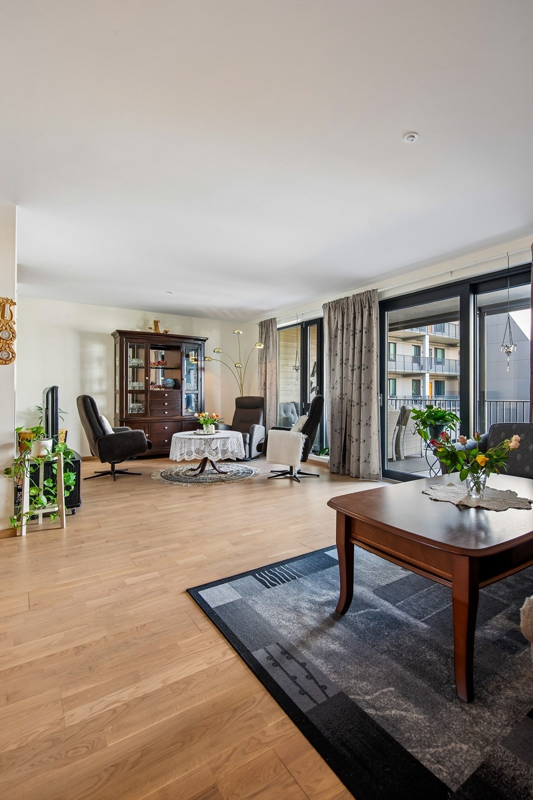 Store vindusflater og skyvedør i PVC med 3-lags isolerglass fra 2018 slipper inn rikelig med dagslys. Galleribilde