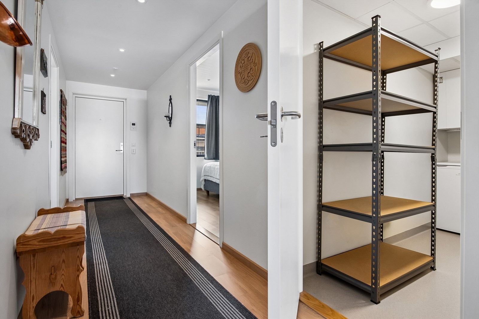 Praktisk innvendig bod i tilknytning til entreen. Rommet fungerer også som teknisk rom med aggregat for ventilasjon og vannfordelingsskap. Galleribilde
