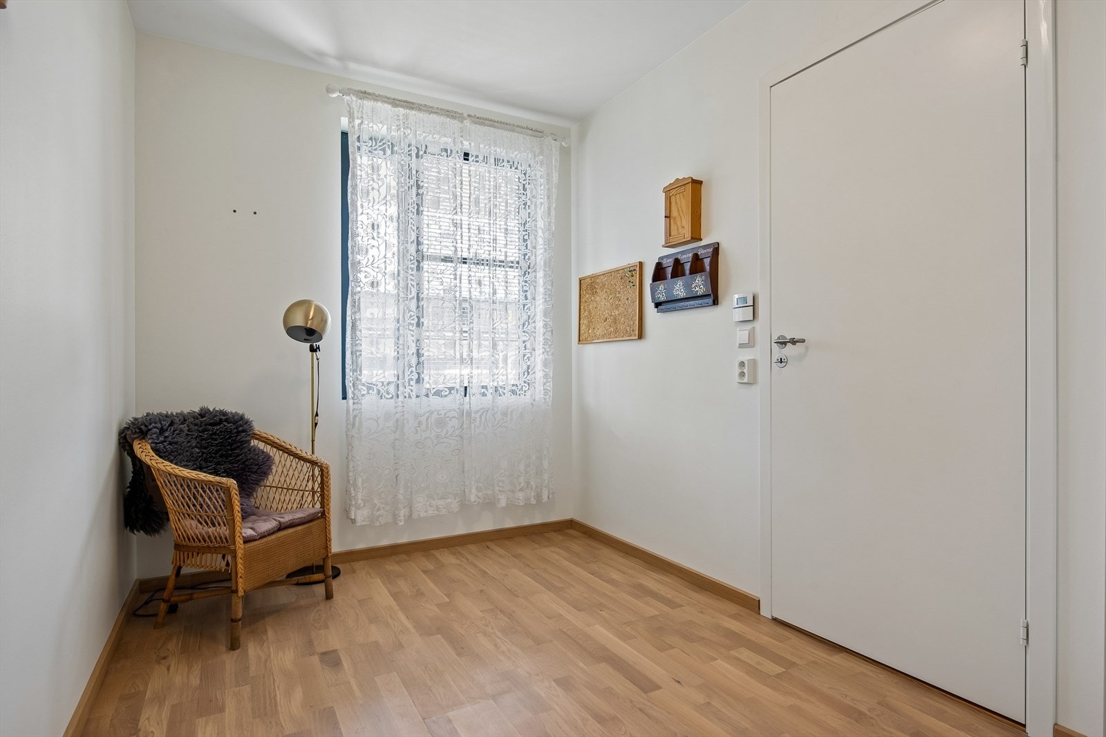 Også dette rommet har parkett på gulv og vindu med 3-lags isolerglass. Galleribilde